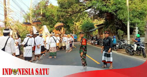 Babinsa Dawan Kawal Upacara Melasti di Pantai